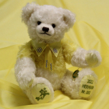 HERMANN Jahresbär 2022 Kleiner Sonnenschein 34 cm Teddybär von Hermann-Coburg HERMANN Jahresbär 2022 Kleiner Sonnenschein 34 cm Teddybär von Hermann-Coburg