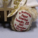 Papst Emeritus Benedikt XVI. In Memoriam 31. Dezember 2022 38 cm Teddybär von Hermann-Coburg Papst Emeritus Benedikt XVI. In Memoriam 31. Dezember 2022 38 cm Teddybär von Hermann-Coburg