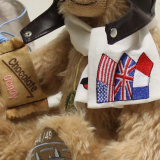 Rosinenbomber Pilot 37 cm Teddybär von Hermann-Coburg Rosinenbomber Pilot 37 cm Teddybär von Hermann-Coburg