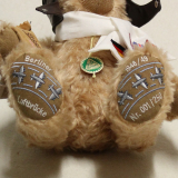 Rosinenbomber Pilot 37 cm Teddybär von Hermann-Coburg Rosinenbomber Pilot 37 cm Teddybär von Hermann-Coburg