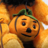 Kleiner Halloween Teddy 2024 Teddy Bear goes Halloween 29 cm Teddybär von Hermann-Coburg Kleiner Halloween Teddy 2024 Teddy Bear goes Halloween 29 cm Teddybär von Hermann-Coburg