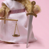 Justitia - die Göttin der Gerechtigkeit 36 cm Teddybär von Hermann-Coburg Justitia - die Göttin der Gerechtigkeit 36 cm Teddybär von Hermann-Coburg