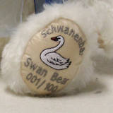 Schwanenbär Schloss Neuschwanstein mit Schwan 35 cm Teddybär von Hermann-Coburg Schwanenbär Schloss Neuschwanstein mit Schwan 35 cm Teddybär von Hermann-Coburg