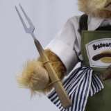 Der Bratwurst Brater 37 cm Teddybär von Hermann-Coburg Der Bratwurst Brater 37 cm Teddybär von Hermann-Coburg