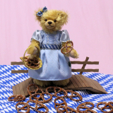 Oktoberfest Brezel-Betty 35 cm Teddybär von Hermann-Coburg Oktoberfest Brezel-Betty 35 cm Teddybär von Hermann-Coburg