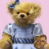 Oktoberfest Brezel-Betty 35 cm Teddybär von Hermann-Coburg Oktoberfest Brezel-Betty 35 cm Teddybär von Hermann-Coburg