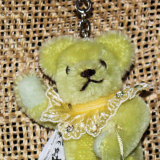 Miniatur-Mohair-Teddy Piccolo lemonengrün Taschenanhänger 11 cm Teddybär von Hermann-Coburg Miniatur-Mohair-Teddy Piccolo lemonengrün Taschenanhänger 11 cm Teddybär von Hermann-Coburg