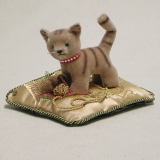 Kleiner Stubentiger auf Kissen 16 cm by Hermann-Coburg Kleiner Stubentiger auf Kissen 16 cm by Hermann-Coburg