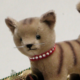 Kleiner Stubentiger auf Kissen 16 cm by Hermann-Coburg Kleiner Stubentiger auf Kissen 16 cm by Hermann-Coburg