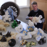 Wir feiern Bayern – Jubiläumsbär Bayern 36 cm Teddybär von Hermann-Coburg Wir feiern Bayern – Jubiläumsbär Bayern 36 cm Teddybär von Hermann-Coburg