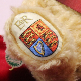 Queen Elizabeth II Celebration Bear for Her Majestys 95th birthday on 21st April 2021 34 cm Teddybär Queen Elizabeth II Celebration Bear for Her Majestys 95th birthday on 21st April 2021 34 cm Teddybär