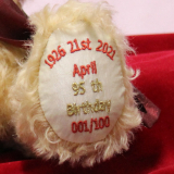 Queen Elizabeth II Celebration Bear for Her Majestys 95th birthday on 21st April 2021 34 cm Teddybär Queen Elizabeth II Celebration Bear for Her Majestys 95th birthday on 21st April 2021 34 cm Teddybär