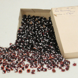 Vintage Ecken-Glasaugen an Öse, braun mit weißen Ecken Vintage Ecken-Glasaugen an Öse, braun mit weißen Ecken