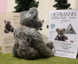 HERMANN Artline B�r Bleu A 8. Tag von Hermann-Coburg