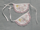 Bären-Lätzchen mit rosa Spitze, Set aus 2 Stück (für 28-35 cm große Bären) Bären-Lätzchen mit rosa Spitze, Set aus 2 Stück (für 28-35 cm große Bären)