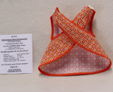 Klassisches Spiel-Schürzchen mit Vorder-Tasche von Hermann-Coburg Klassisches Spiel-Schürzchen mit Vorder-Tasche von Hermann-Coburg