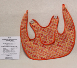 Klassisches Spiel-Schürzchen mit Vorder-Tasche von Hermann-Coburg Klassisches Spiel-Schürzchen mit Vorder-Tasche von Hermann-Coburg