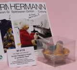 bunter Papageno Vogel im goldenen Nest von Hermann-Coburg