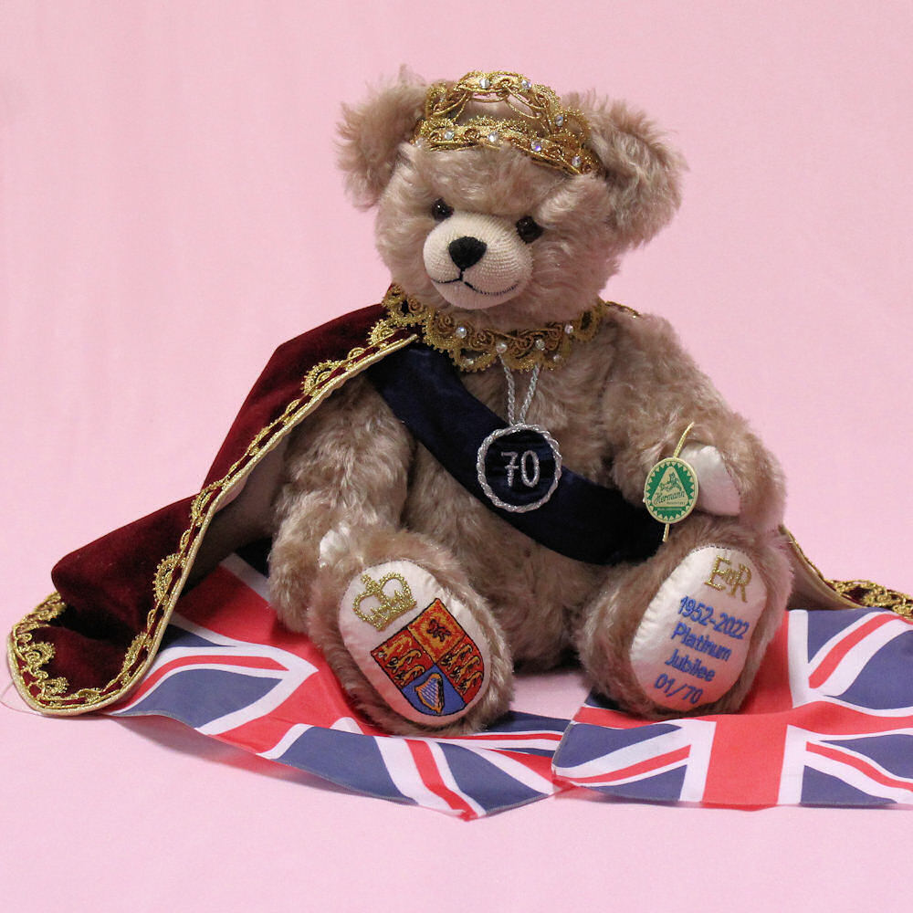 Queen Elizabeth II. Platinum Jubilee Bear 2022 Teddybär von Hermann-Coburg  - Teddy-Fabrik - by HERMANN-Coburg