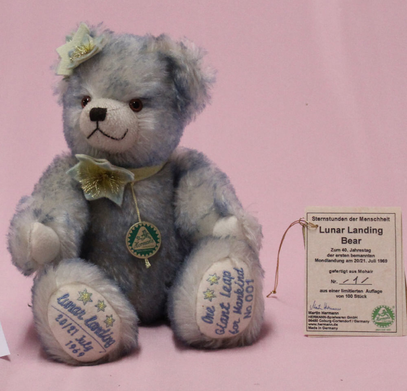 Lunar Landing Bear #001 von Hermann-Coburg