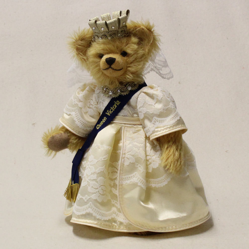 Queen Victoria Jubilee Edition 2019 35 cm Teddy Bear by Hermann-Coburg