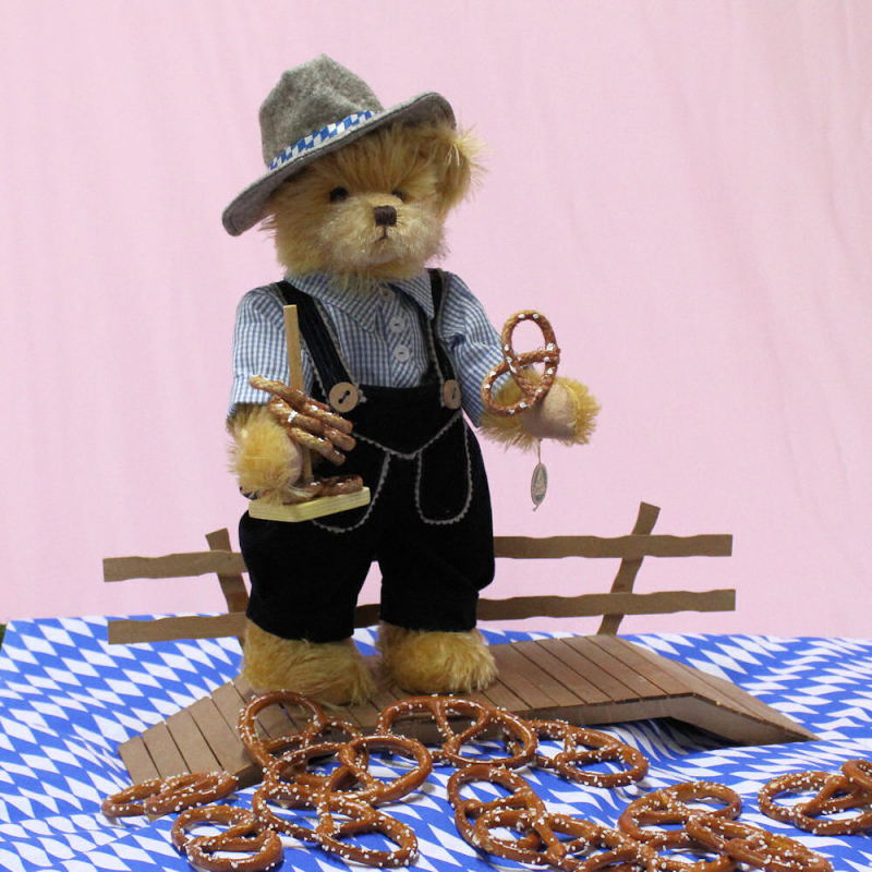 Oktoberfest Brezel-Willy 36 cm Teddybr von Hermann-Coburg