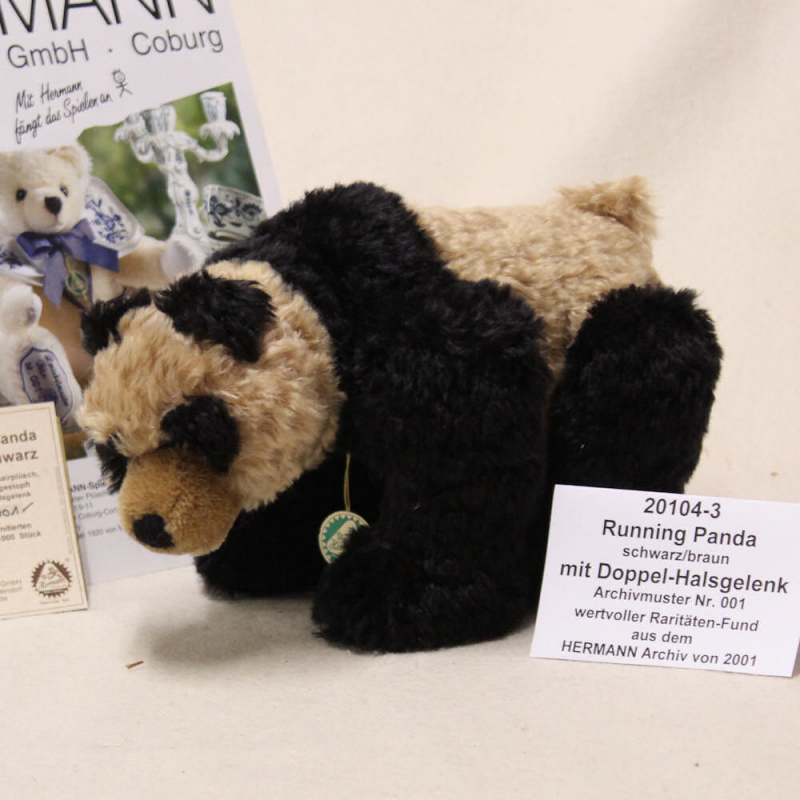 Running Panda schwarz/braun mit Doppel-Halsgelenk #001 von Hermann-Coburg