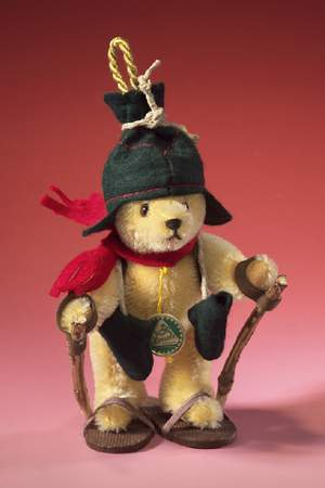 Schneeschuhwanderer Teddy Bear by Hermann-Coburg