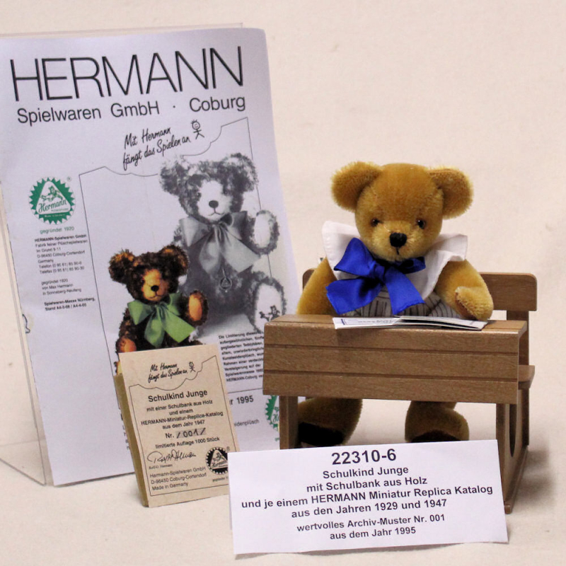 Schulkind Junge mit Schulbank #001 von Hermann-Coburg