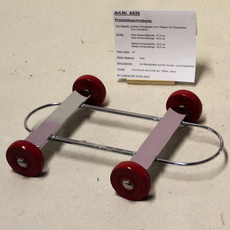 groes Fahrgestell mit 4 Rdern fr Plschtiere zum Aufnhen von Hermann-Coburg