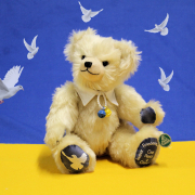 Kleiner Friedensbotschafter Give Peace a Chance 33 cm Teddybär von Hermann-Coburg