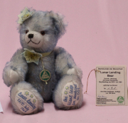 Lunar Landing Bear #001 von Hermann-Coburg