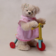 Susi Sausewind auf ihrem Dreirad 33 cm Teddybär von Hermann-Coburg