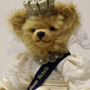 Queen Victoria Jubilee Edition 2019 35 cm Teddy Bear by Hermann-Coburg