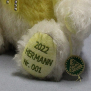 HERMANN Jahresbär 2022 „Kleiner Sonnenschein“ 34 cm Teddybr von Hermann-Coburg
