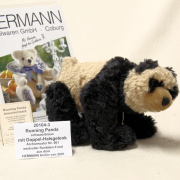 Running Panda schwarz/braun mit Doppel-Halsgelenk #001 von Hermann-Coburg