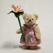 Kleines Blumenmdchen mit Heckenrschen 23 cm Mohair Teddybr von Hermann-Coburg