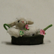 Liegendes Miniatur Osterlmmchen 13 cm Teddybr von Hermann-Coburg