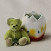 Eins, zwei, drei  der Teddy schlpft aus dem Ei  Teddy hellgrn 12 cm Teddybr von Hermann-Coburg