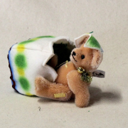 Eins, zwei, drei  der Teddy schlpft aus dem Ei  Teddy apricot 12 cm Teddybr von Hermann-Coburg