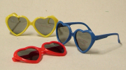 Herz Sonnenbrille, drei Farben Rot, gelb, blau