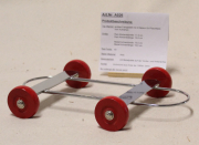 groes Fahrgestell mit 4 Rdern fr Plschtiere zum Aufnhen von Hermann-Coburg