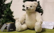 Hugo Boss weißer Alpaca Bär D 10. Dezember by Hermann-Coburg Hugo Boss weißer Alpaca Bär D 10. Dezember by Hermann-Coburg