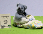 3. Tag Sleeping in a Shoe - Baby-Boy Archivmuster Nr. 001 18 cm Teddy Bear by Hermann-Coburg