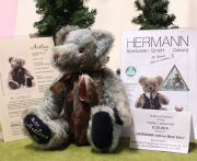 HERMANN Artline B�r Bleu A 8. Tag von Hermann-Coburg