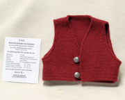 Rote Strickweste mit Knöpfen by Hermann-Coburg Rote Strickweste mit Knöpfen by Hermann-Coburg