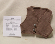 Karamell-braune Strickweste mit Knöpfen by Hermann-Coburg Karamell-braune Strickweste mit Knöpfen by Hermann-Coburg